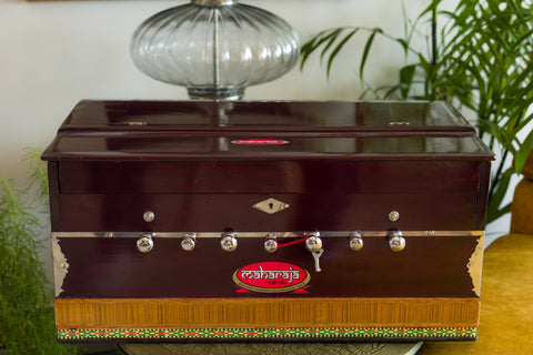 MAHARAJA MUSICALS Harmonium - A440 - 7 Stopper - Mahogany - DB