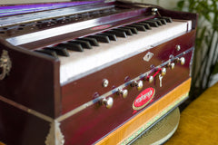 MAHARAJA MUSICALS Harmonium - A440 - 7 Stopper - Mahogany - DB